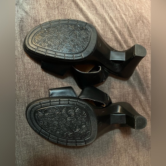 Black Sandal Size 11W - Picture 4 of 7